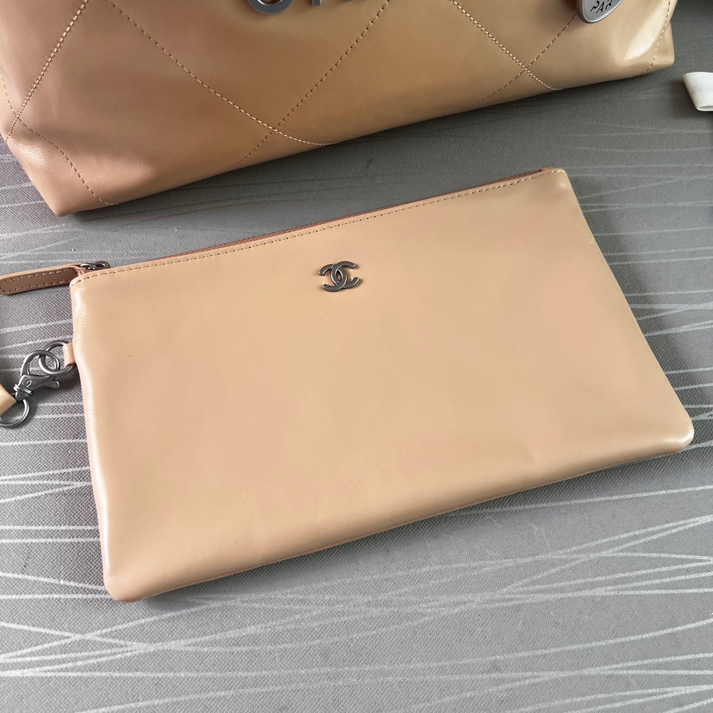 Bolso C piel color beige herrajes plateados