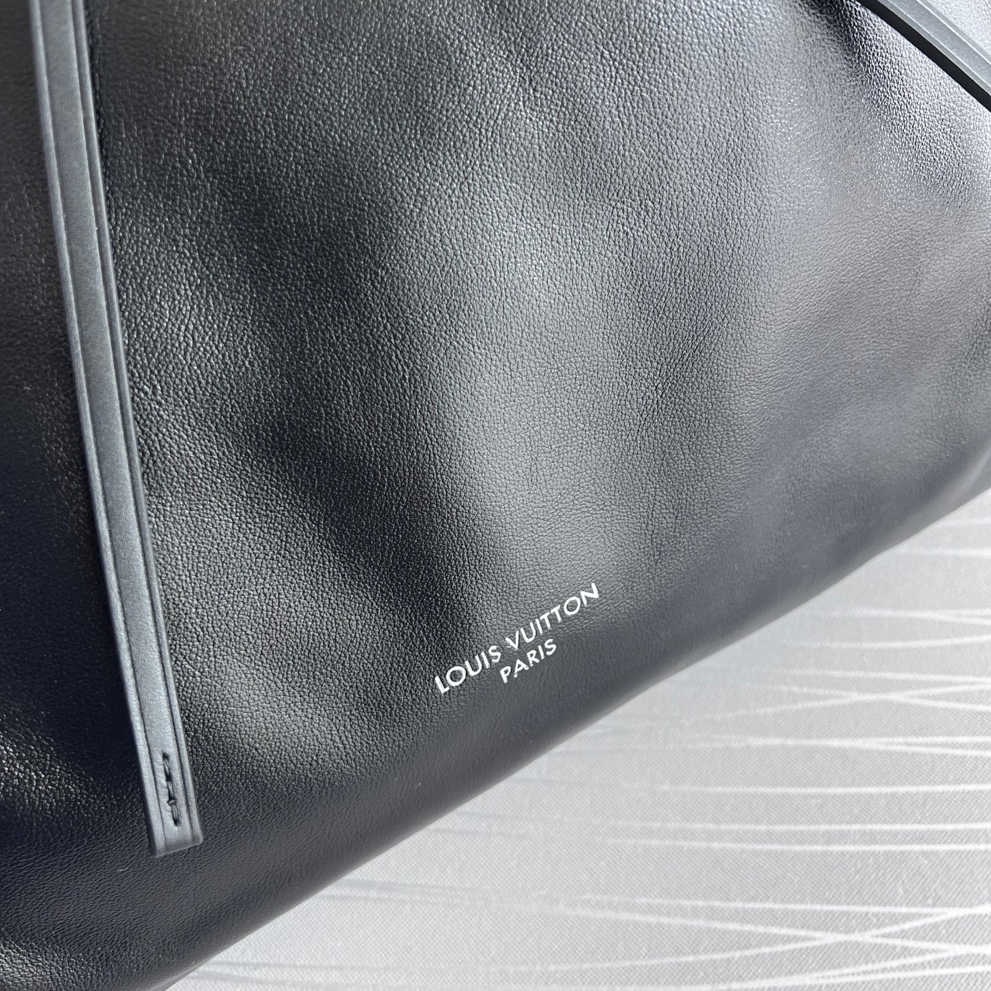 Bolso L piel en color negro y herrajes en color plata