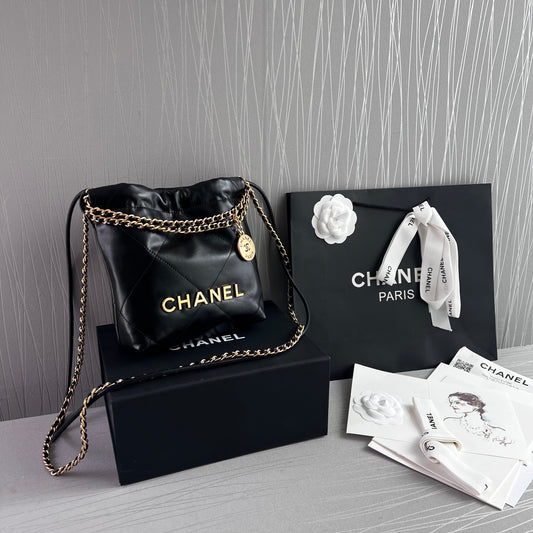 Bolso C piel color negro mini herrajes dorados