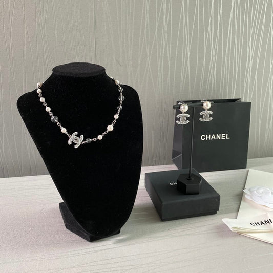 Juego C collar y aretes color plata combinado con perlas