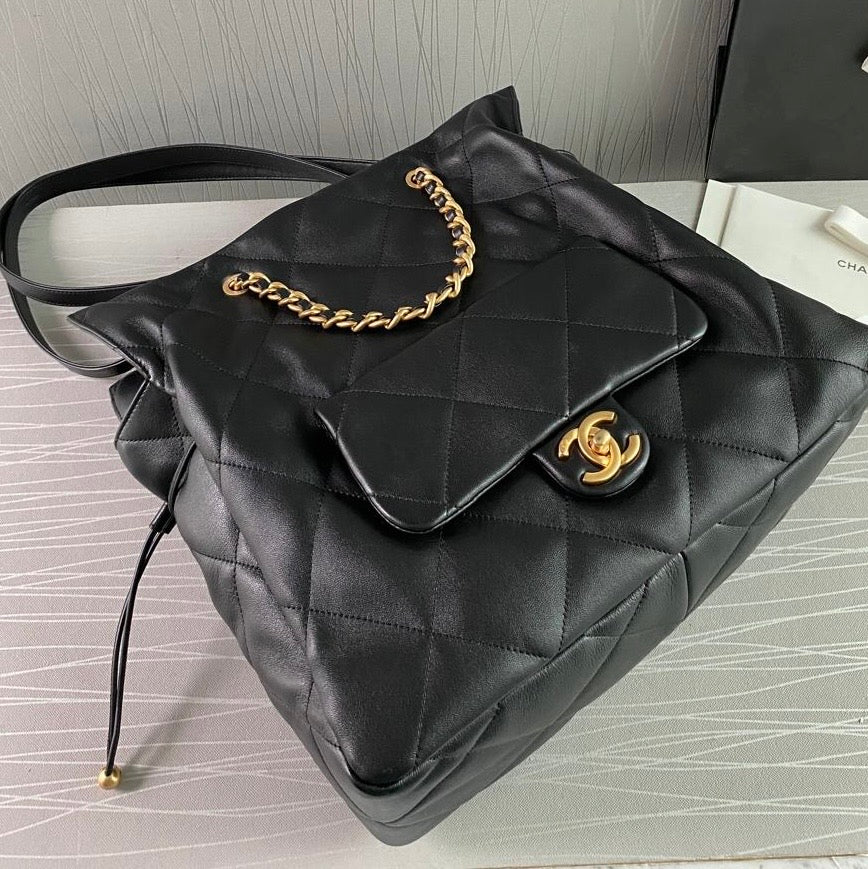 Bolso C hobo piel color negro con herrajes dorados