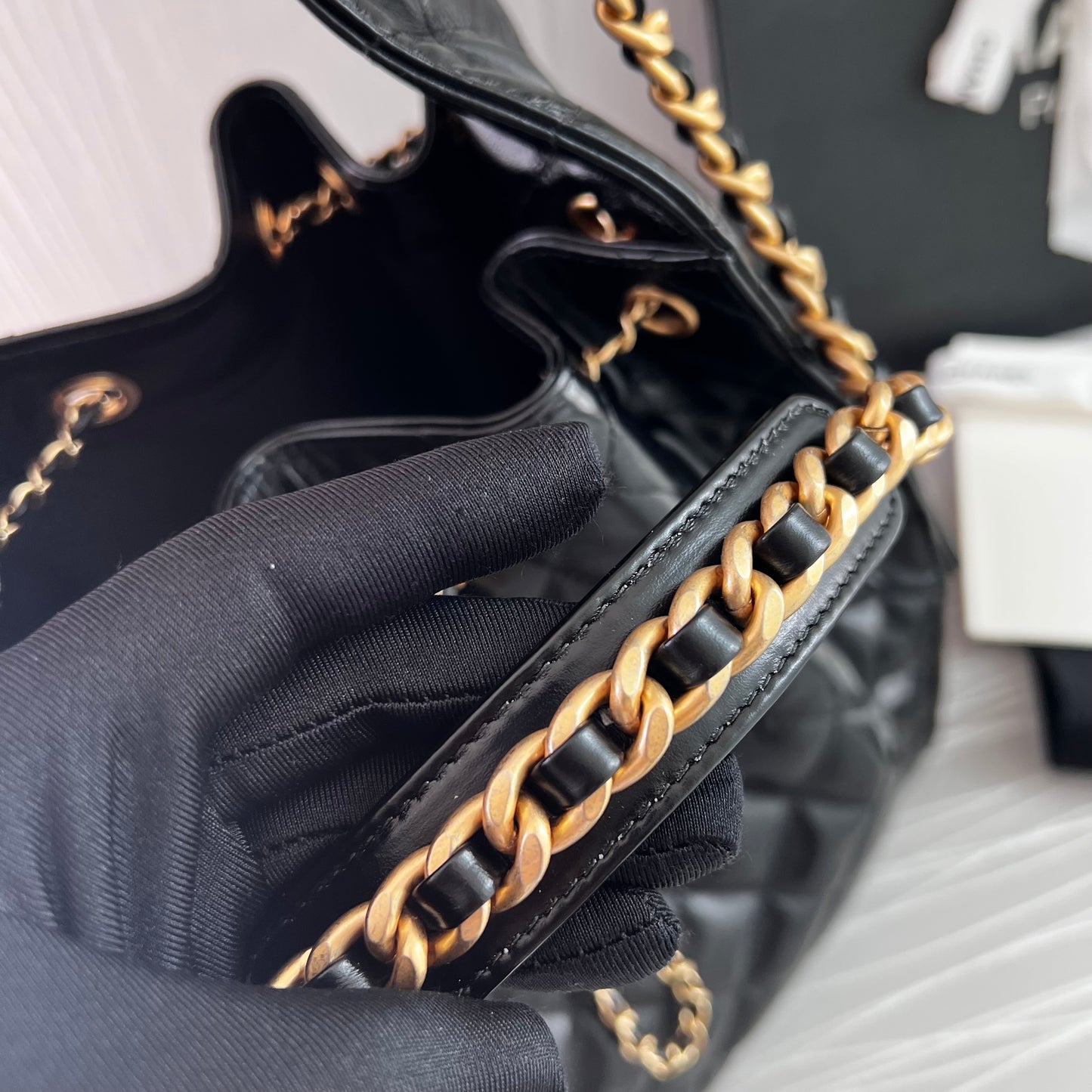 Bolso C piel negra con herrajes dorados