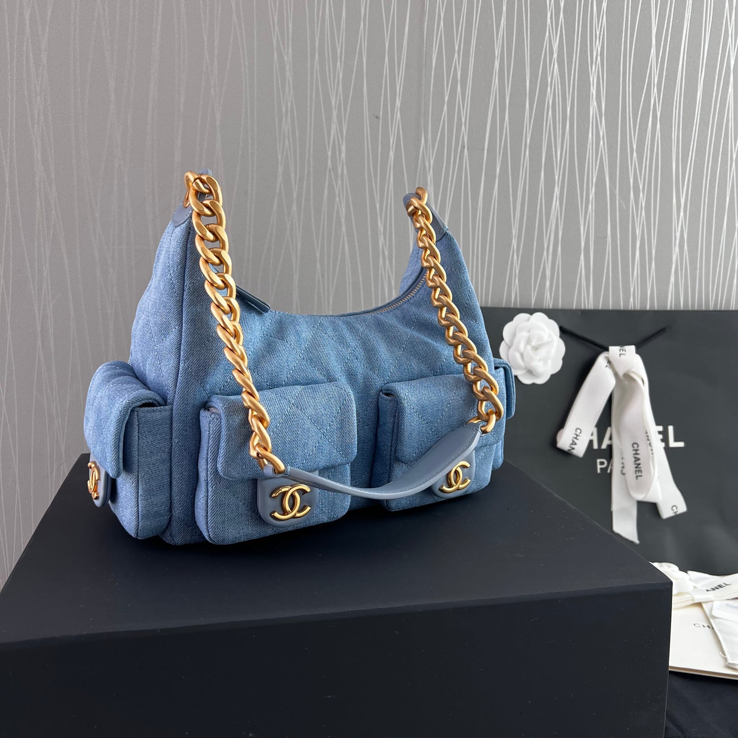 Bolso C tela azul tipo mezclilla con herrajes dorados