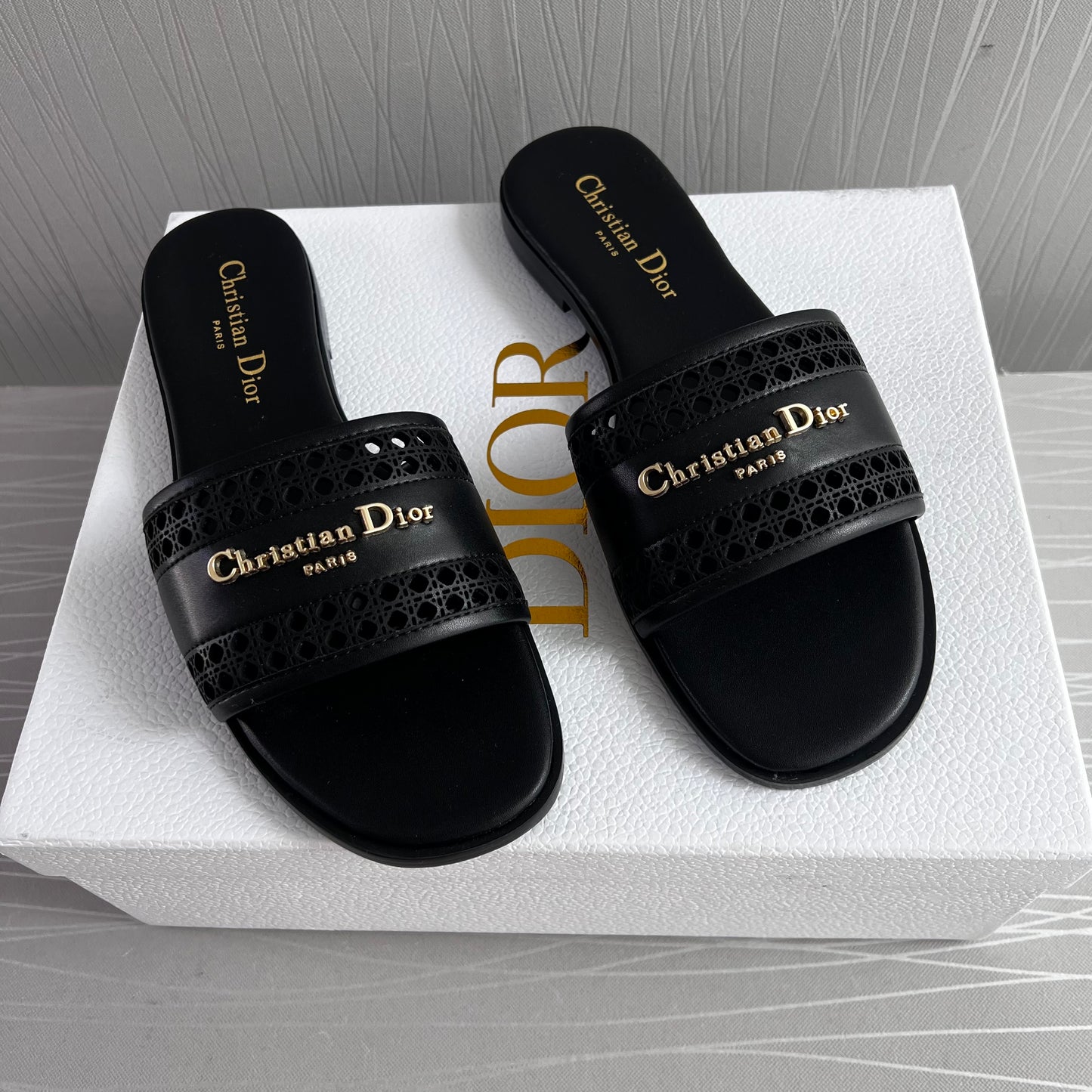 Sandalias D piel color negro con letras doradas