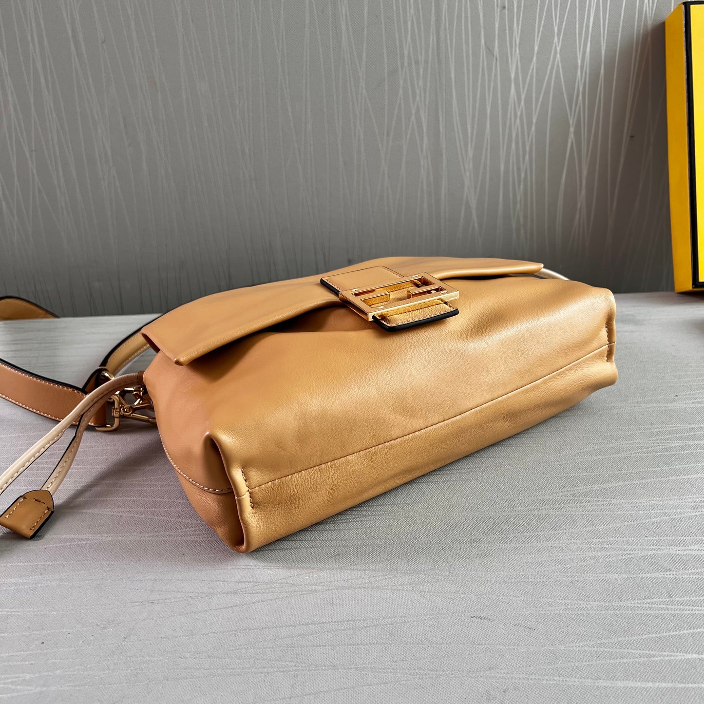 Bolso F piel color beige tamaño mediano