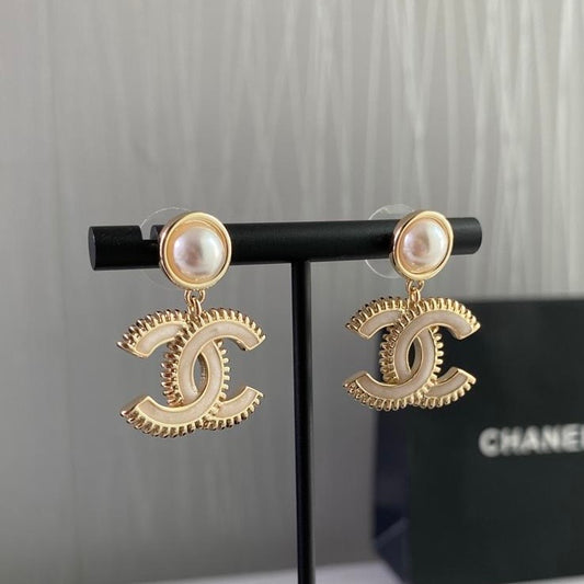 Aretes C dorados con beige