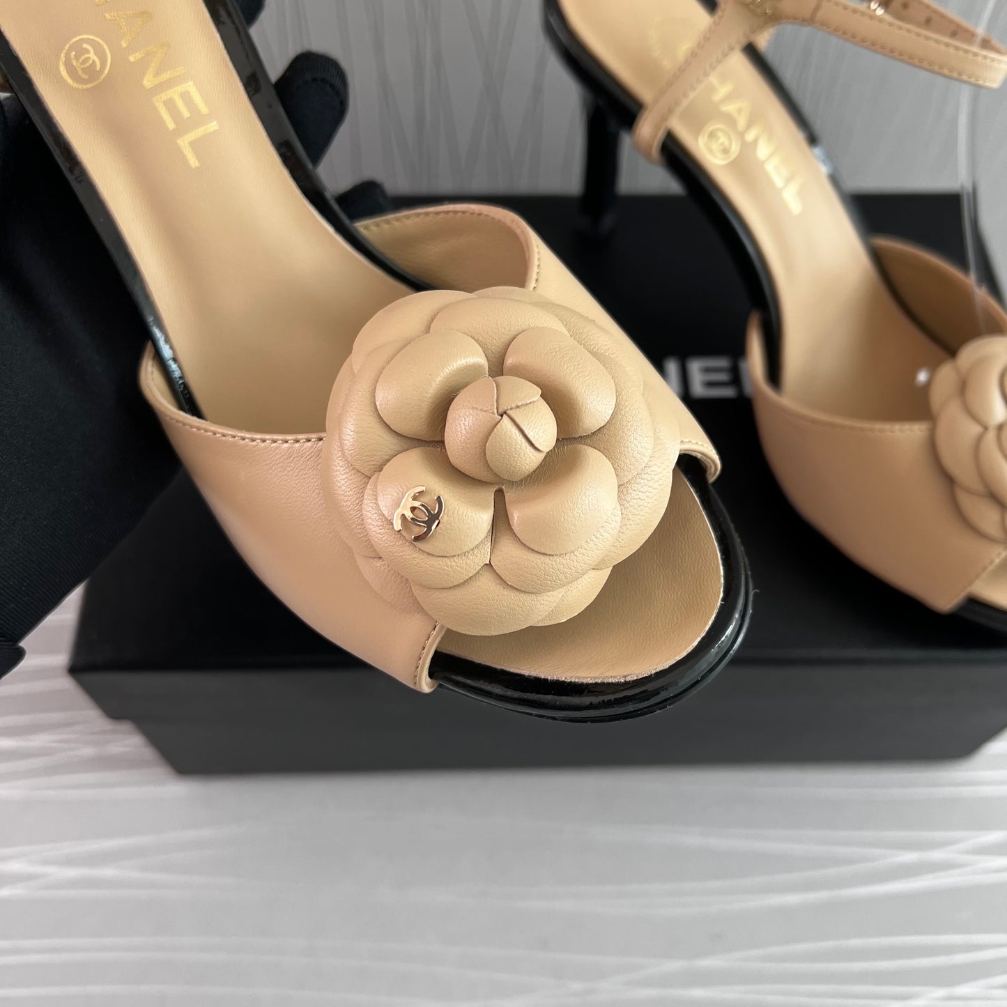 Sandalias C piel color beige con tacón negro
