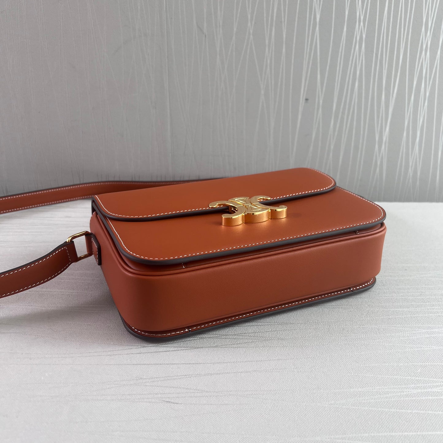 Bolso C piel color camel herraje dorado