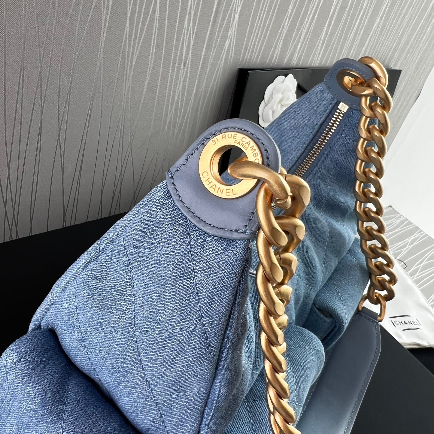 Bolso C tela azul tipo mezclilla con herrajes dorados