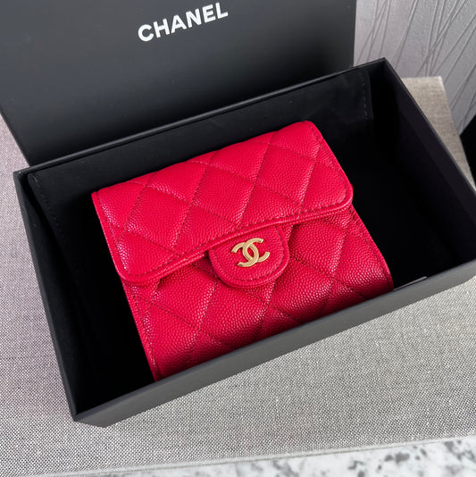 Cartera C-hanel piel caviar color rojo, herraje dorado
