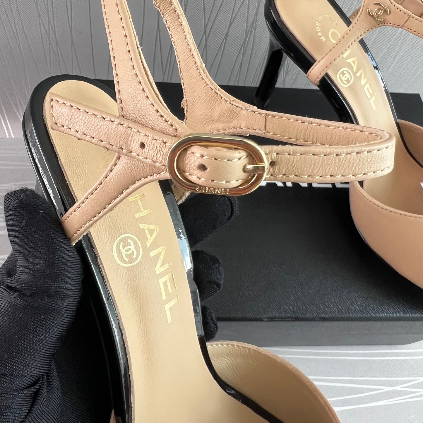 Sandalias C piel color beige con tacón negro