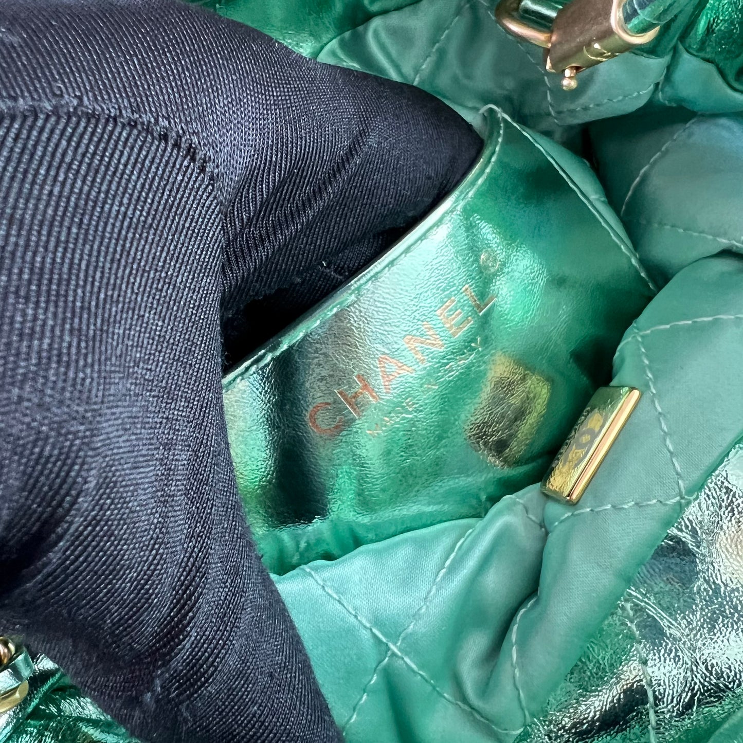 Bolso C piel metalizada color verde, tamaño mini, herrajes dorados