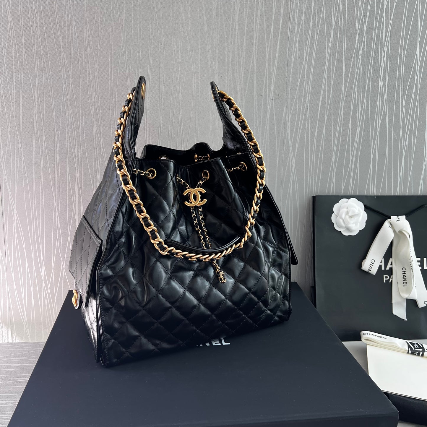 Bolso C piel negra con herrajes dorados