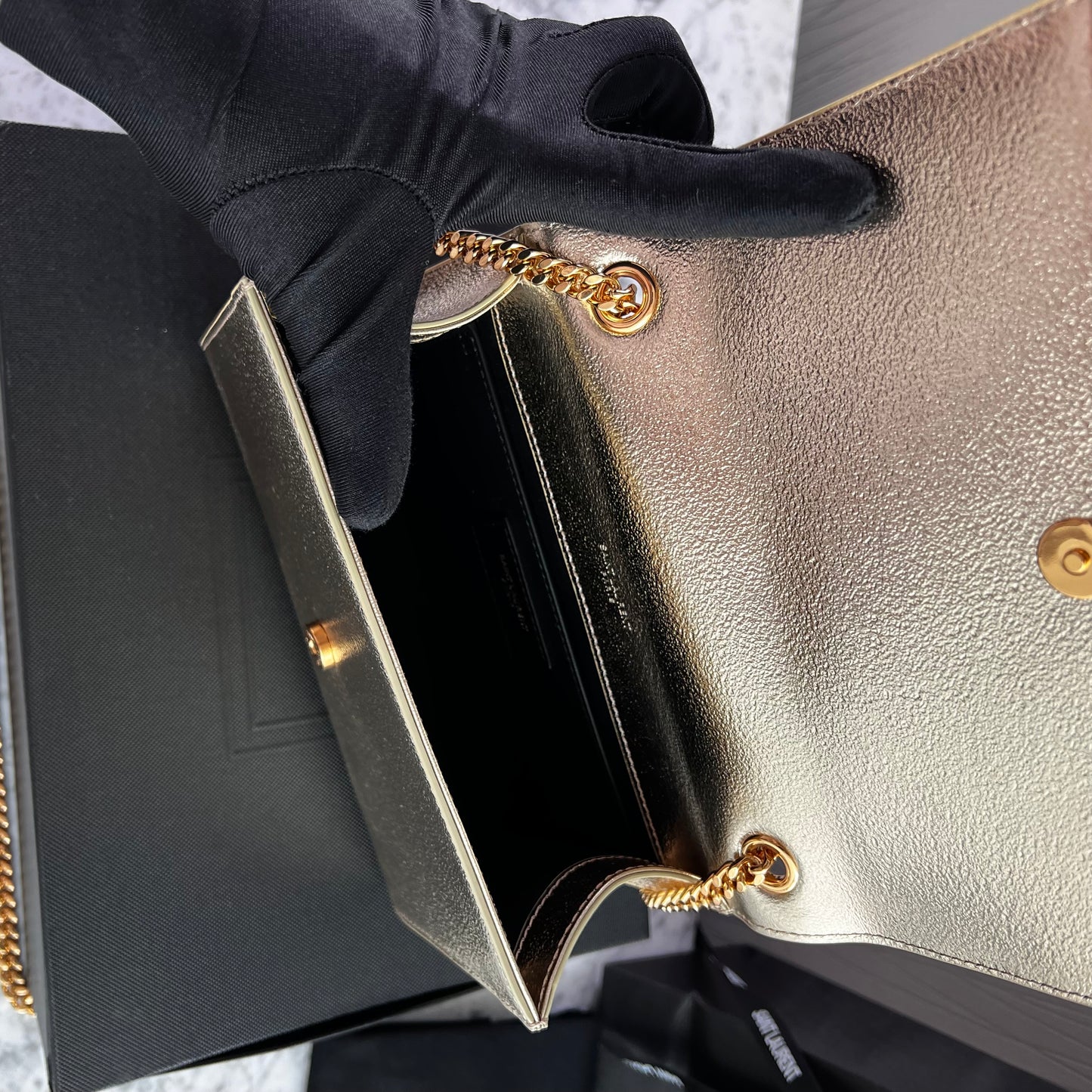 Bolso Y piel metalizada color dorado con borla