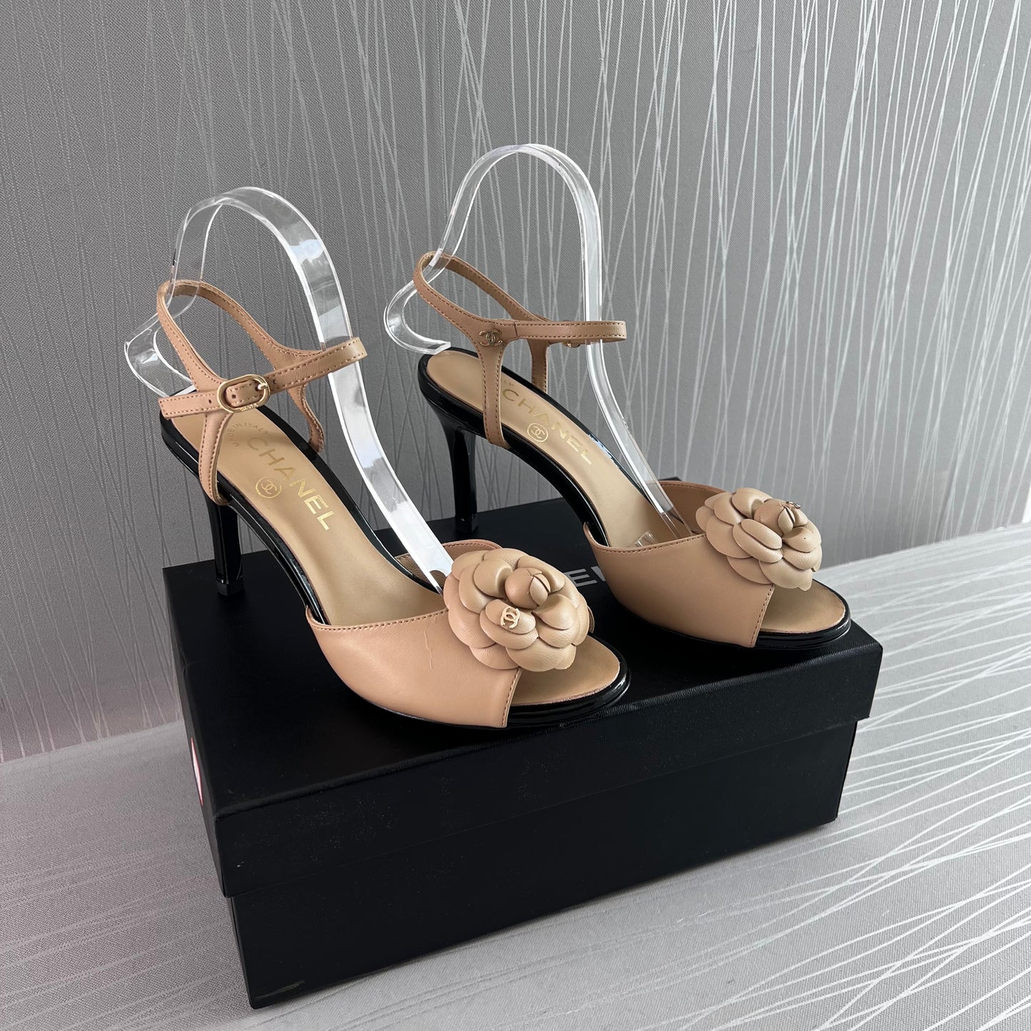 Sandalias C piel color beige con tacón negro