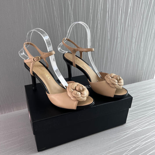 Sandalias C piel color beige con tacón negro