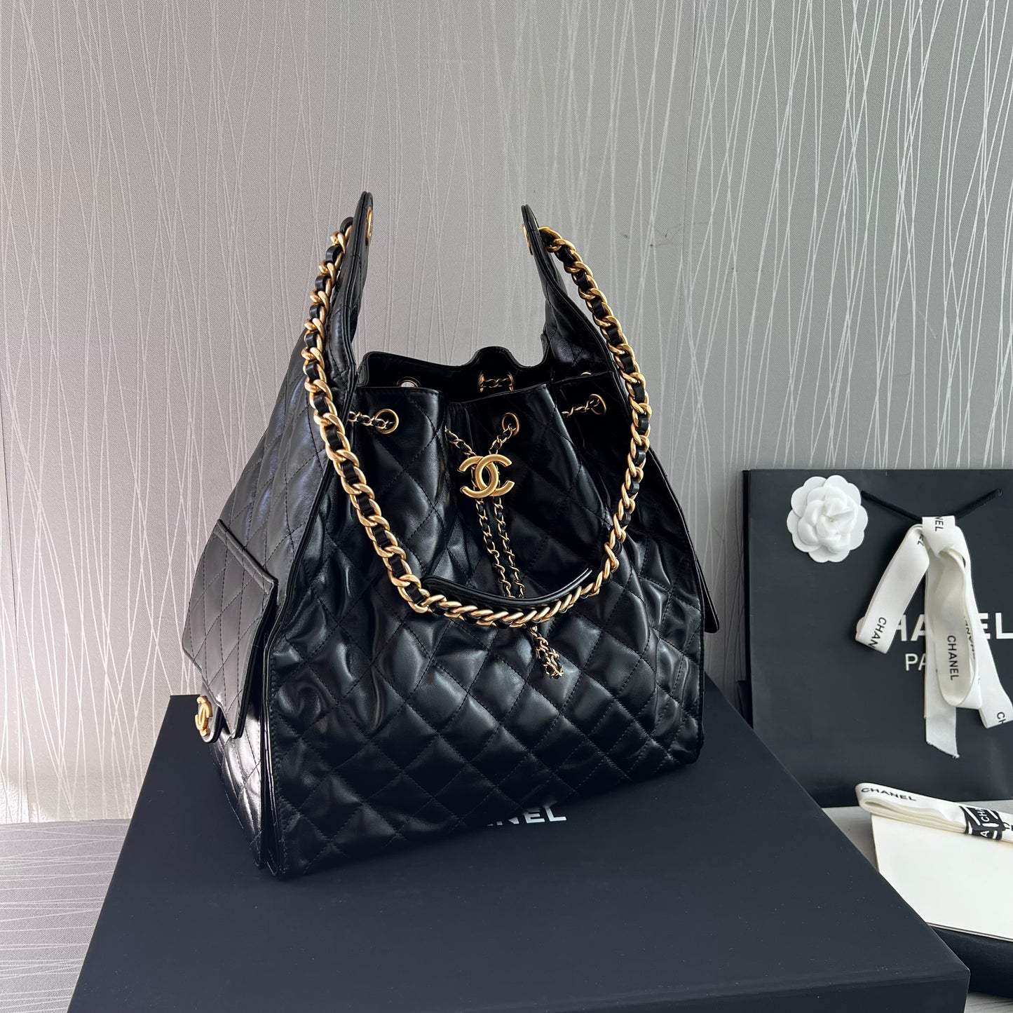Bolso C piel negra con herrajes dorados