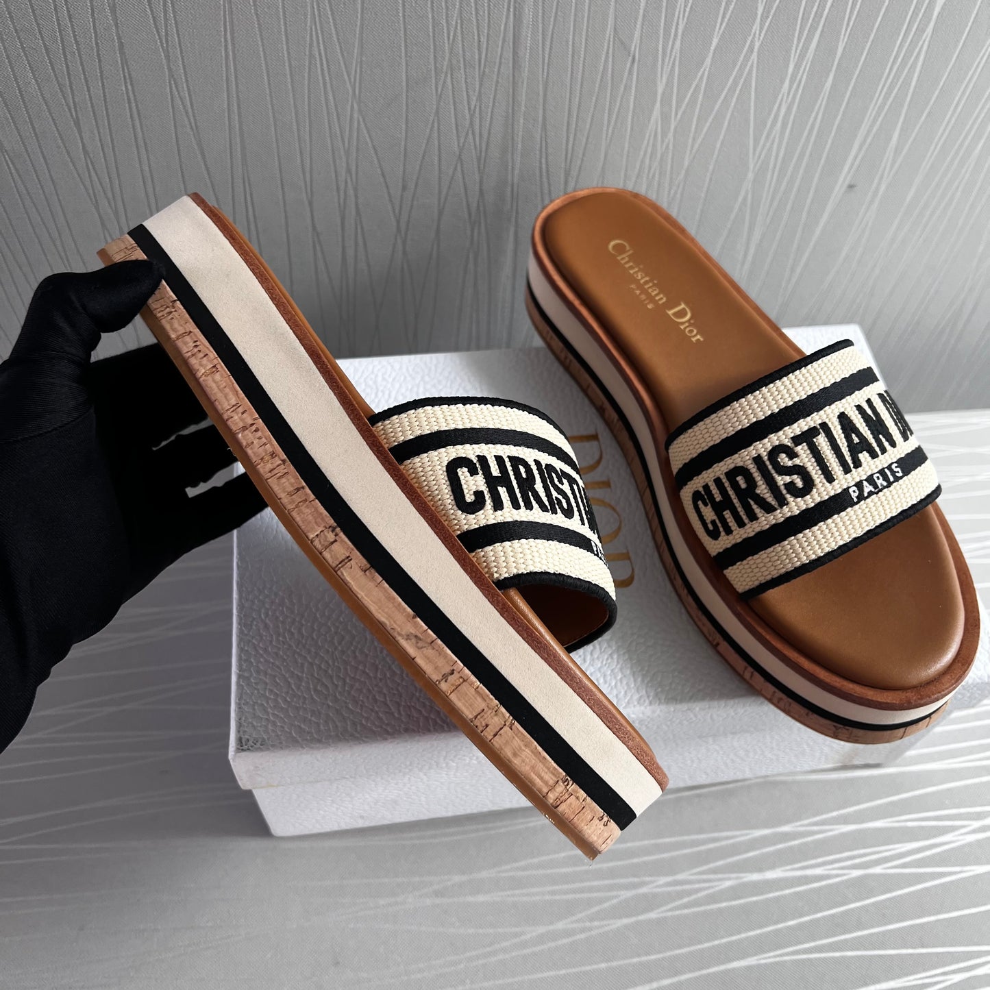 Sandalias D bordada color beige y negro