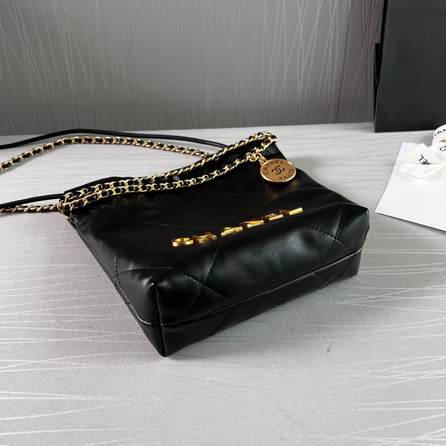 Bolso C piel color negro mini herrajes dorados