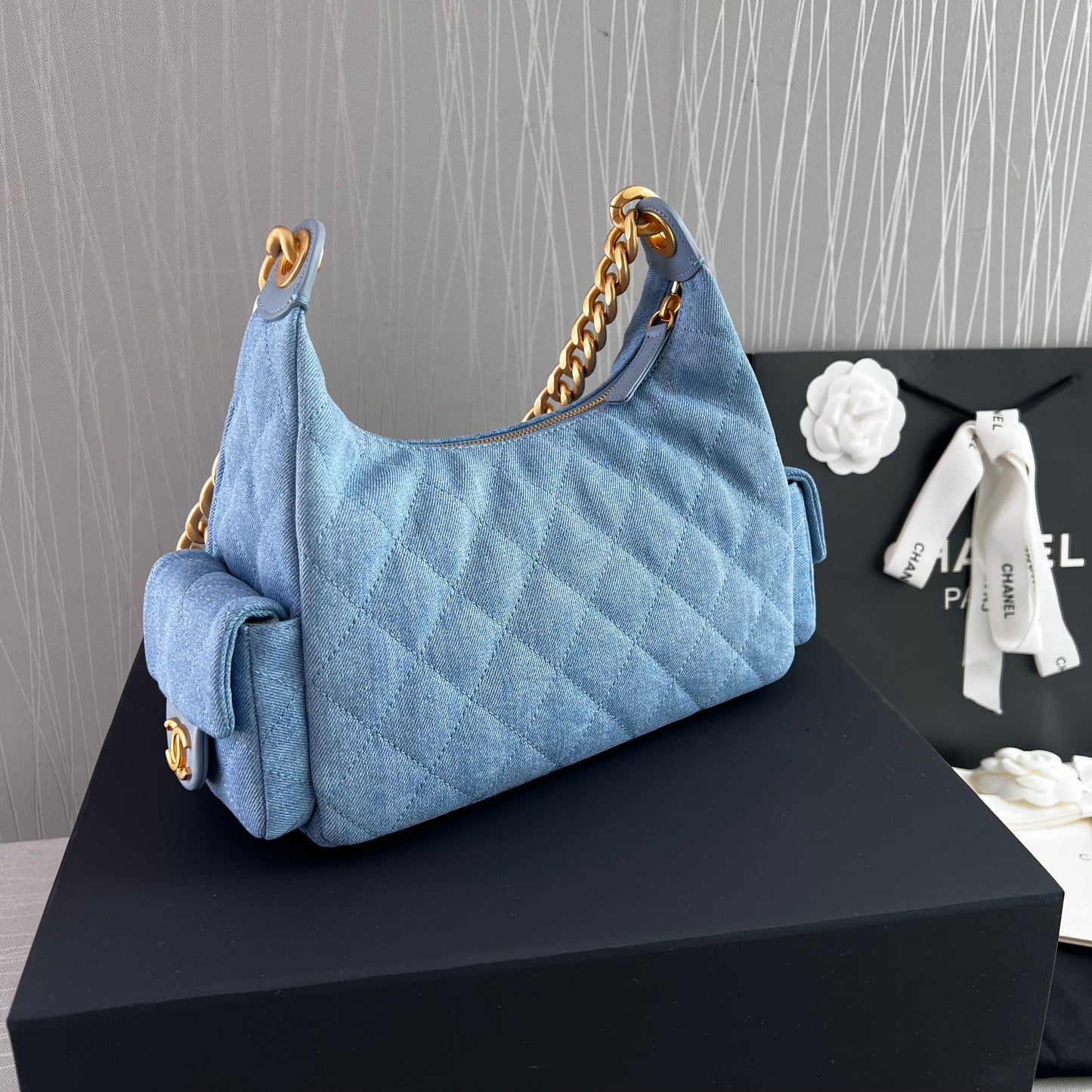 Bolso C tela azul tipo mezclilla con herrajes dorados