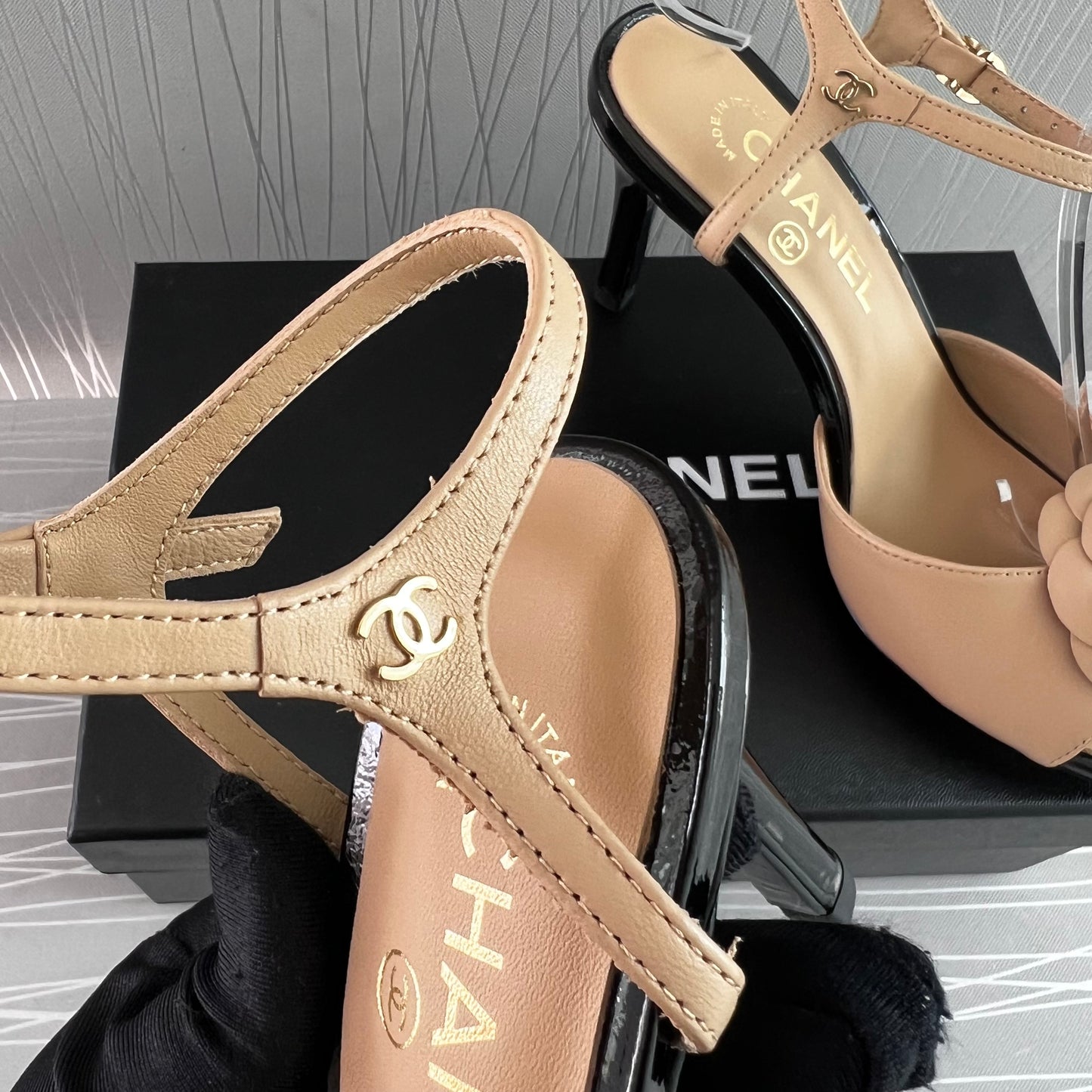 Sandalias C piel color beige con tacón negro