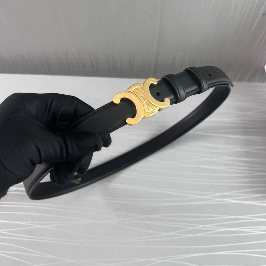 Cinto C piel color negro herraje dorado