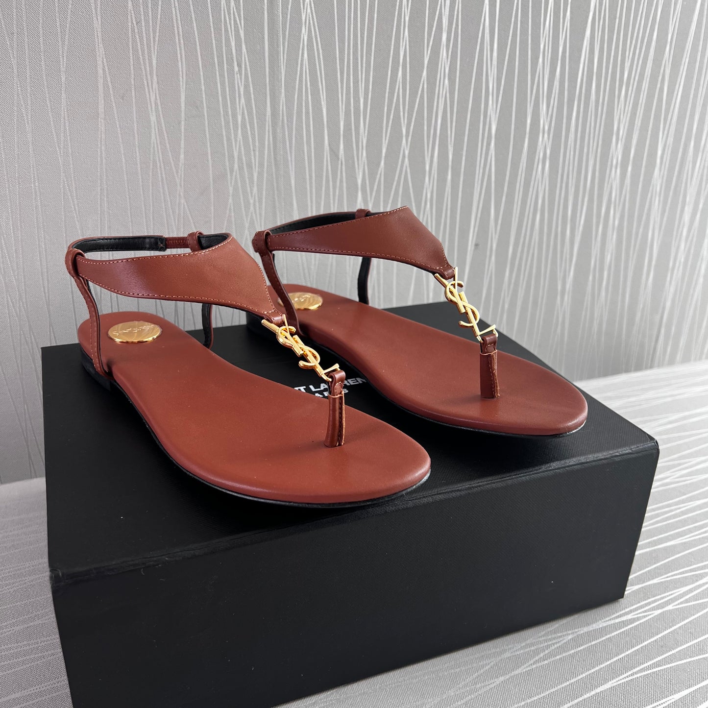 Sandalias Y piel color café con herraje dorado