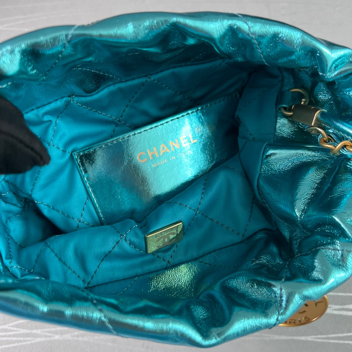 Bolso C piel metalizada color azul , tamaño mini y herrajes dorados