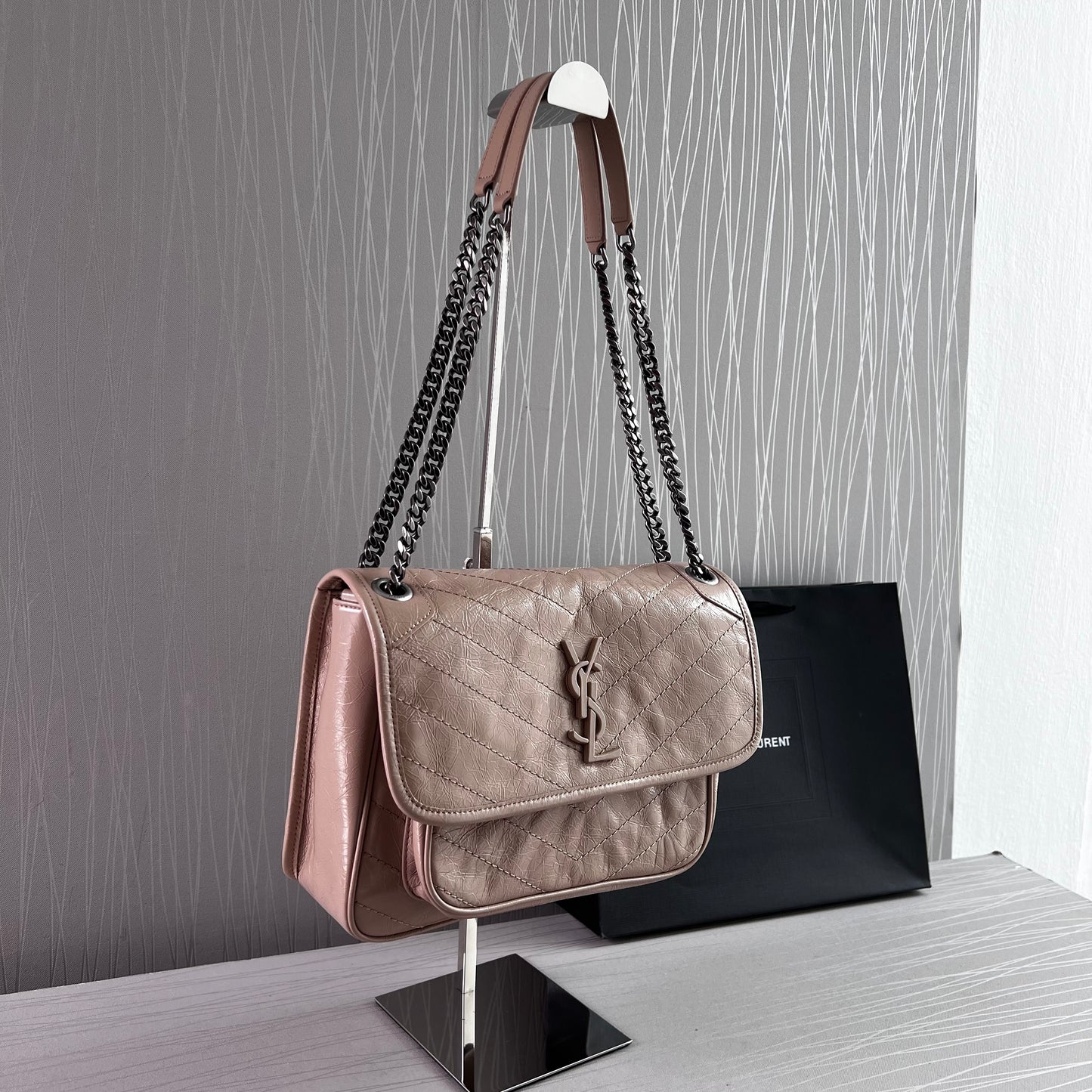 Bolso Y piel beige, herrajes color plateado