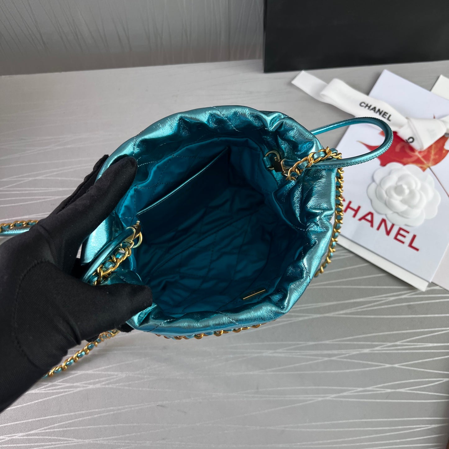 Bolso C piel metalizada color azul , tamaño mini y herrajes dorados