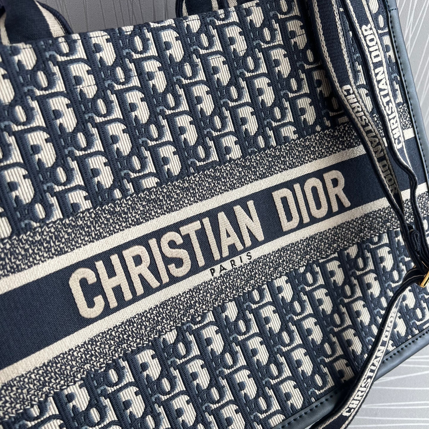 Bolso D Tote tela jacquard bordada en color azul marino