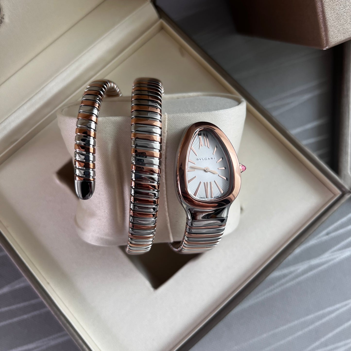 Reloj B brazalete doble en dos tonos , rosa y plateado
