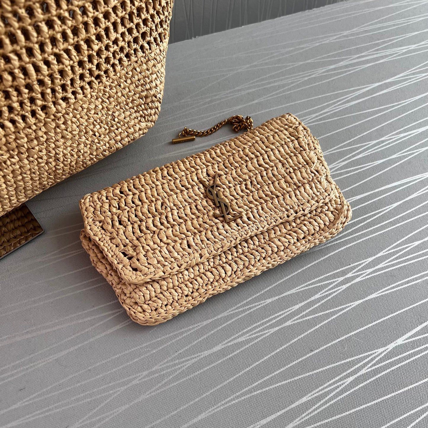 Bolso Y de rafia con herrajes dorados