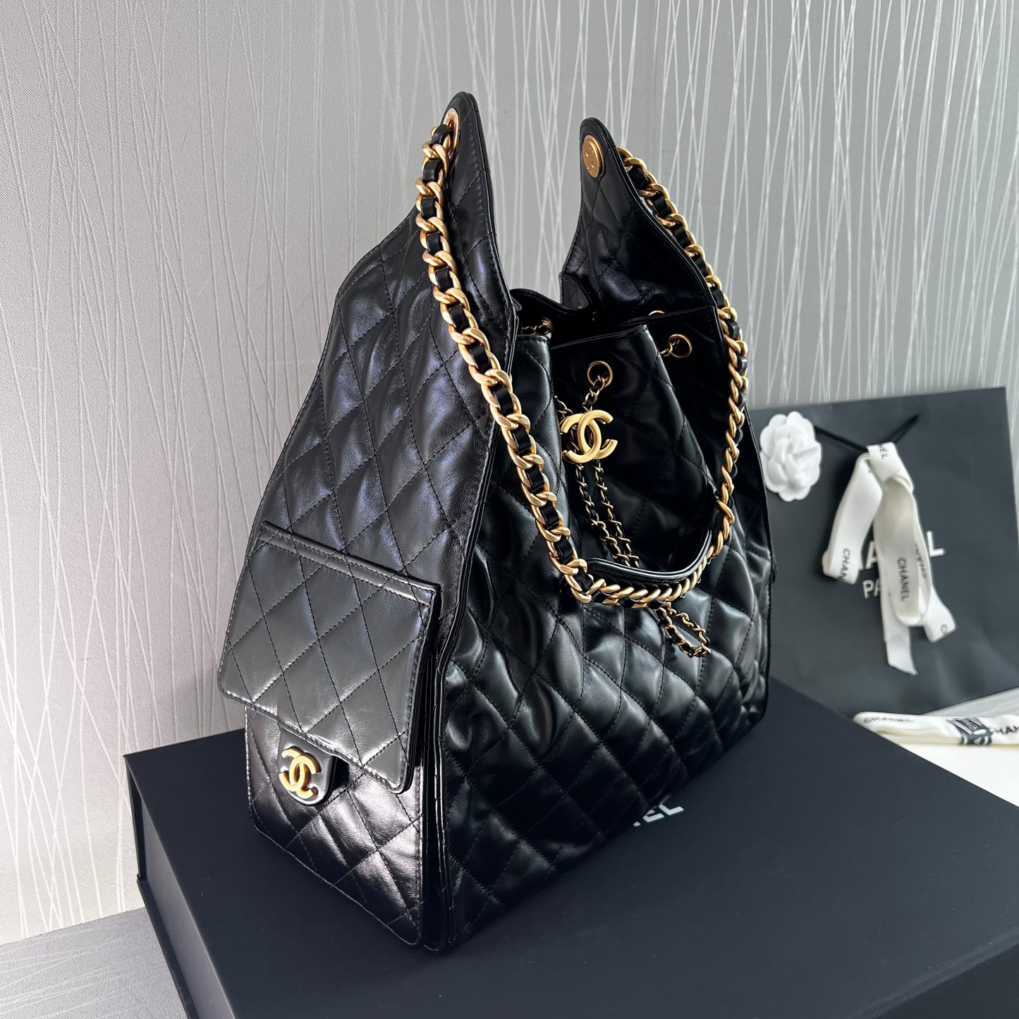 Bolso C piel negra con herrajes dorados
