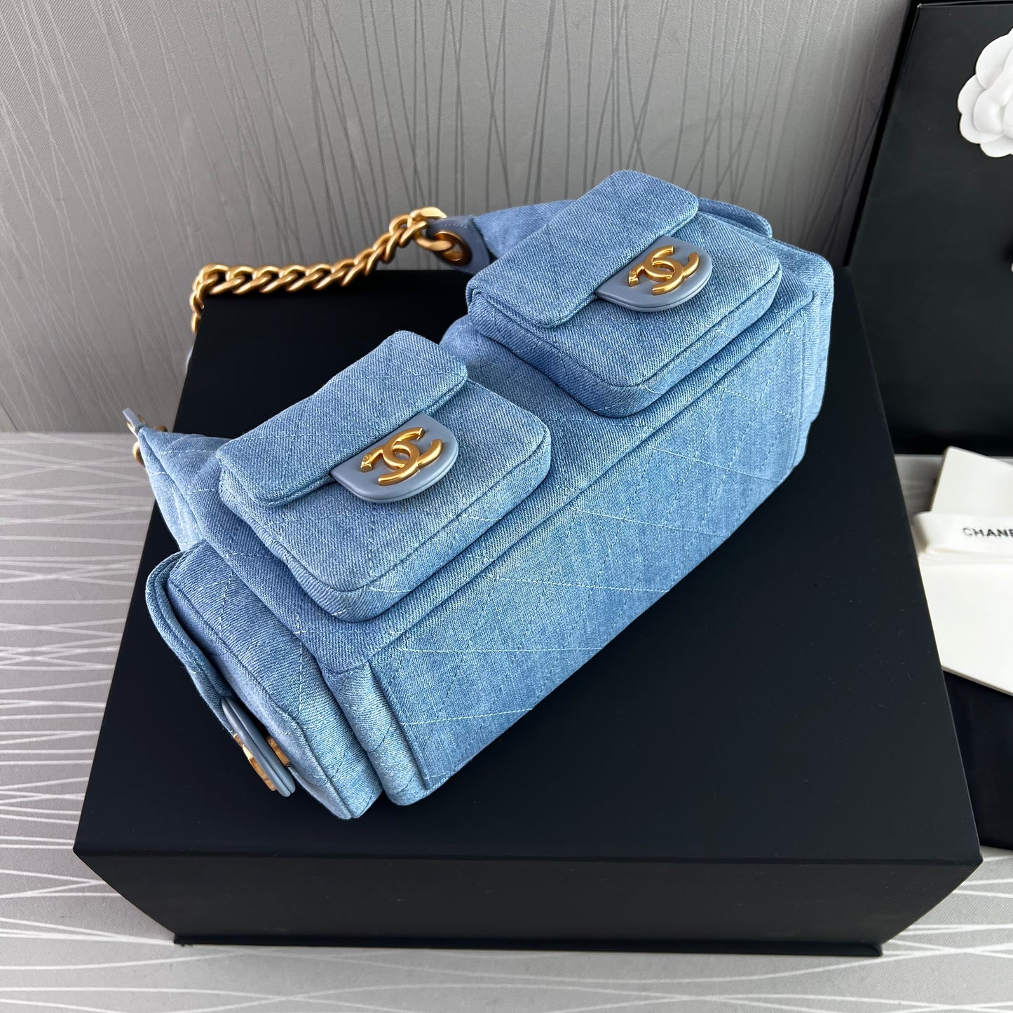 Bolso C tela azul tipo mezclilla con herrajes dorados