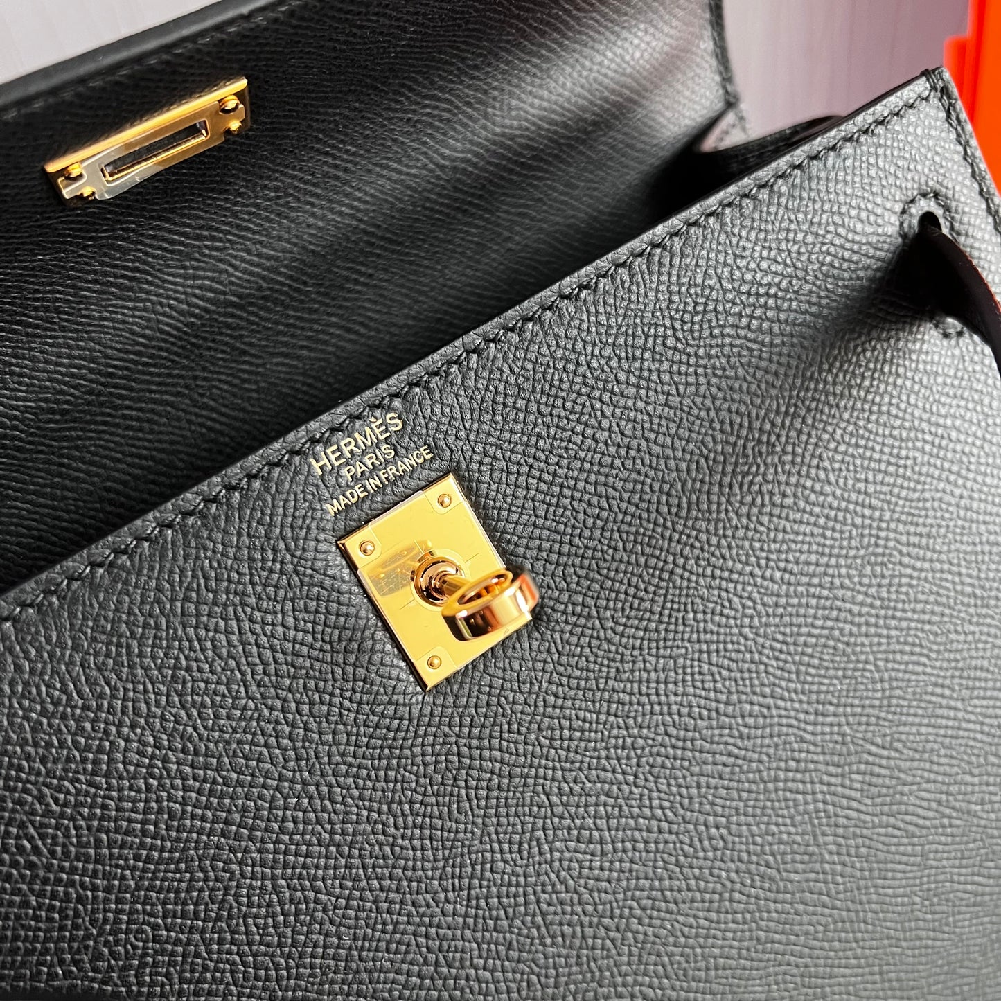 Bolso H piel color negro herrajes dorados