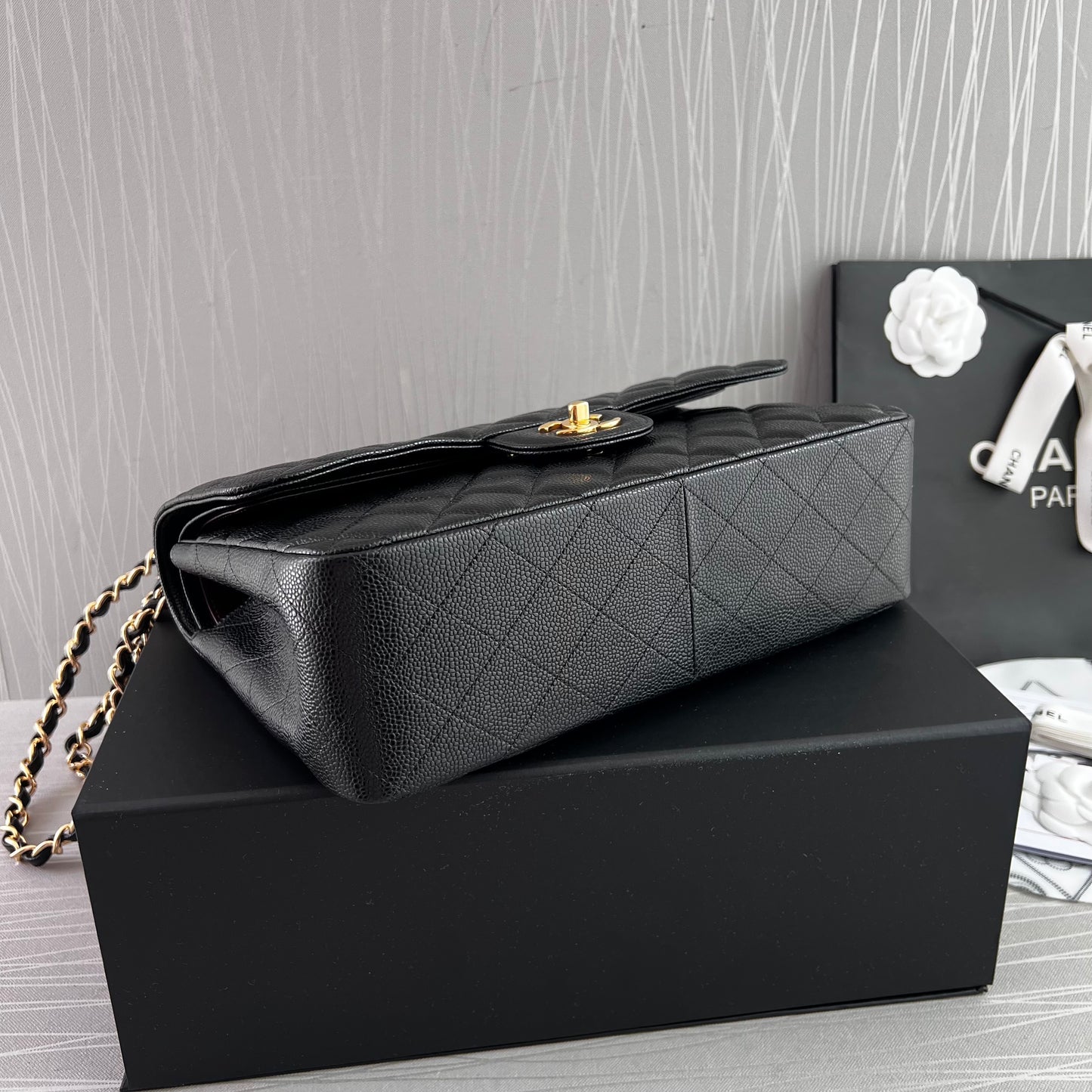 Bolso C piel negra con herrajes dorados