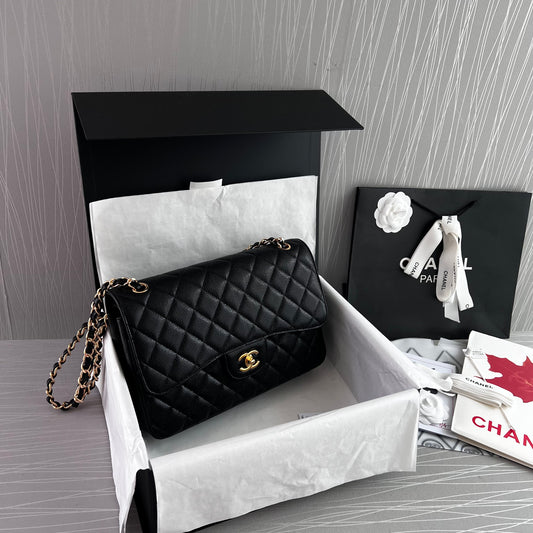 Bolso C piel color negro con herrajes dorados cadena con piel