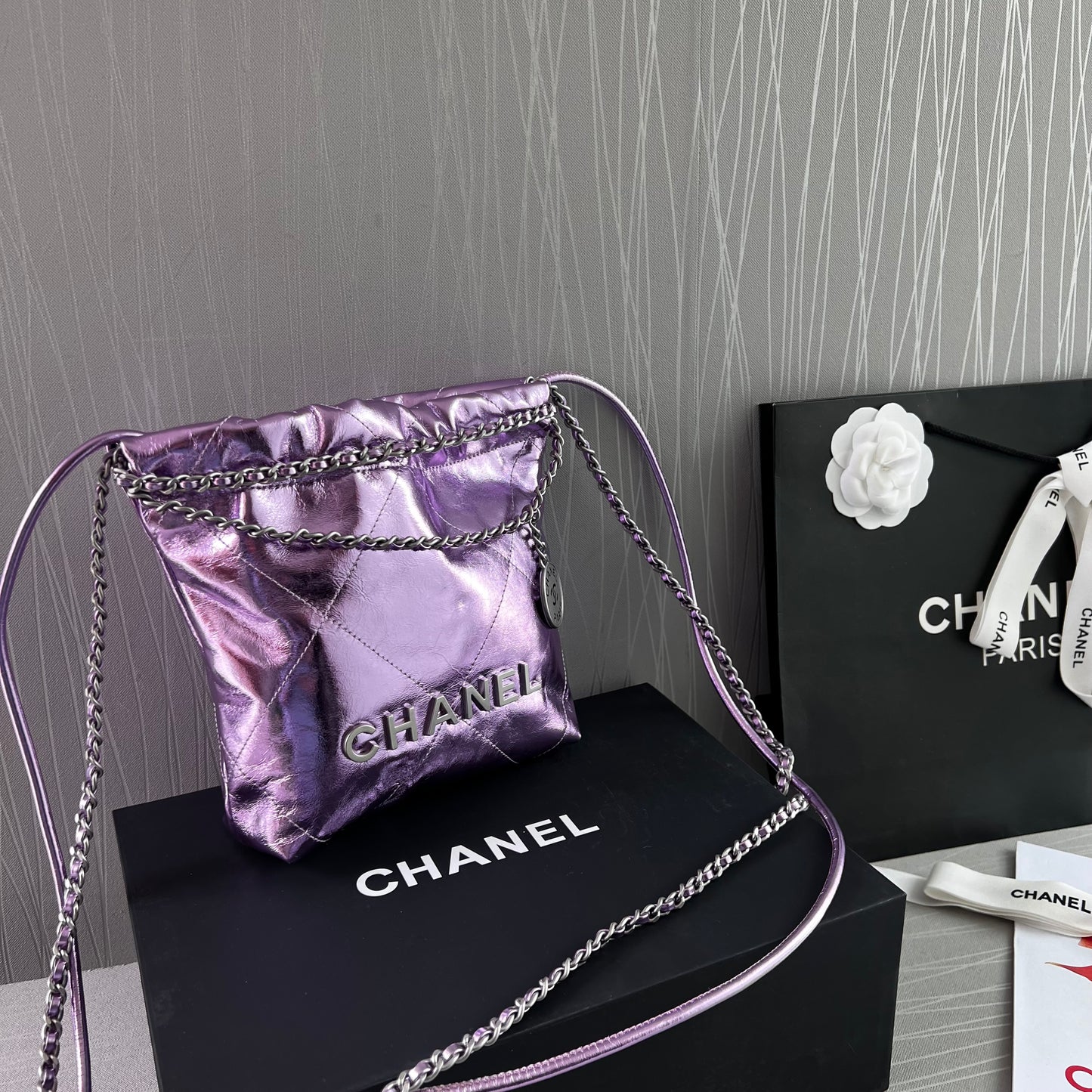Bolso C piel metalizada lila tamaño mini y herrajes color plateado