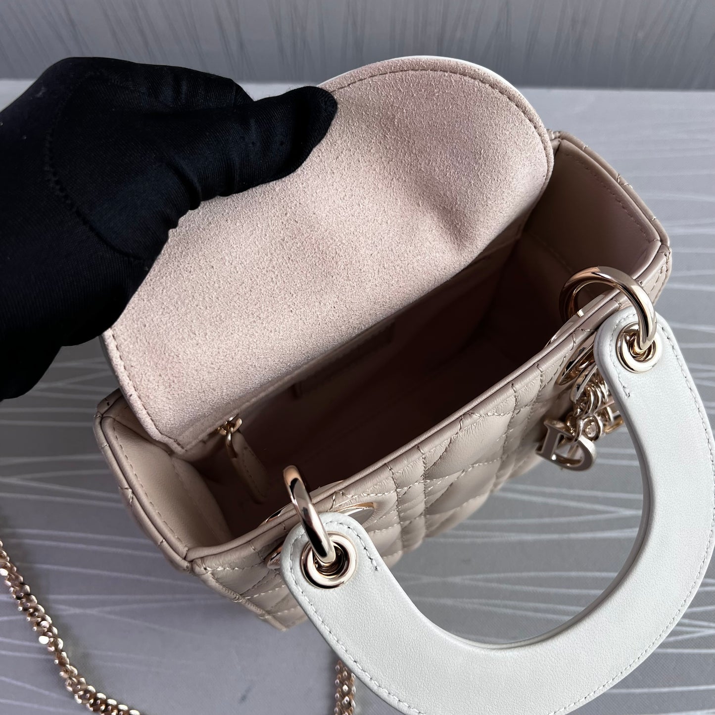 Bolso D piel color beige combinada en las asas con hueso