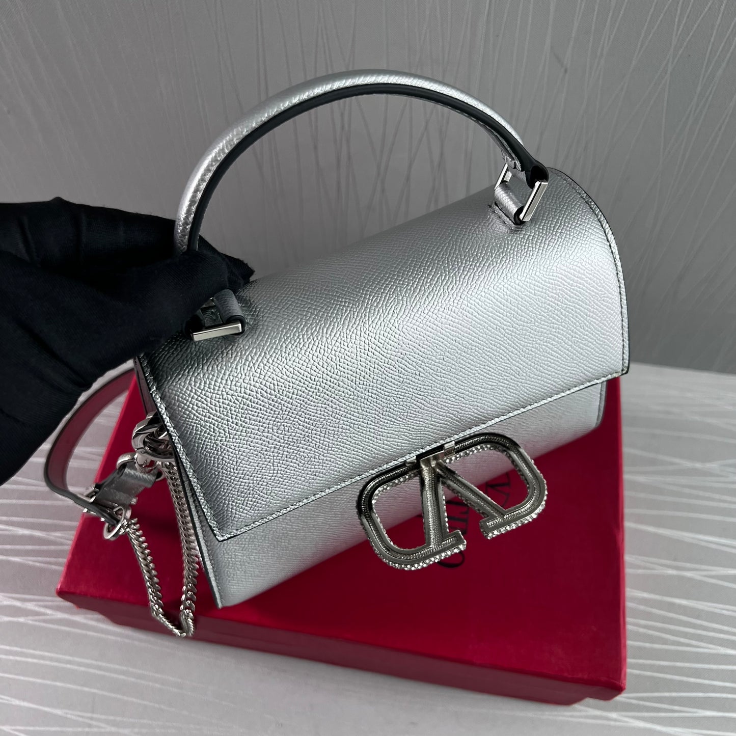 Bolso V piel color plata y herraje con piedras