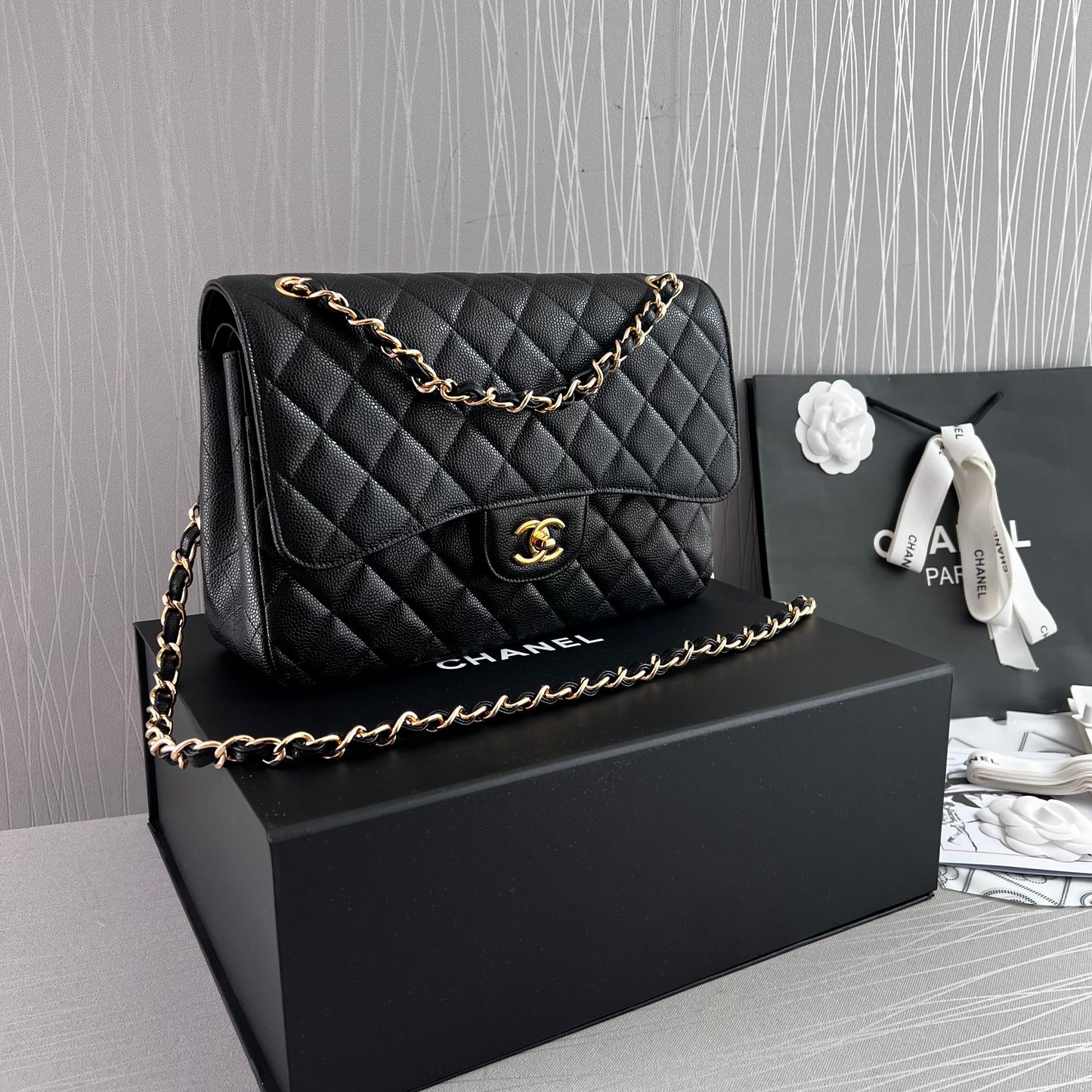 Bolso C piel color negro con herrajes dorados cadena con piel