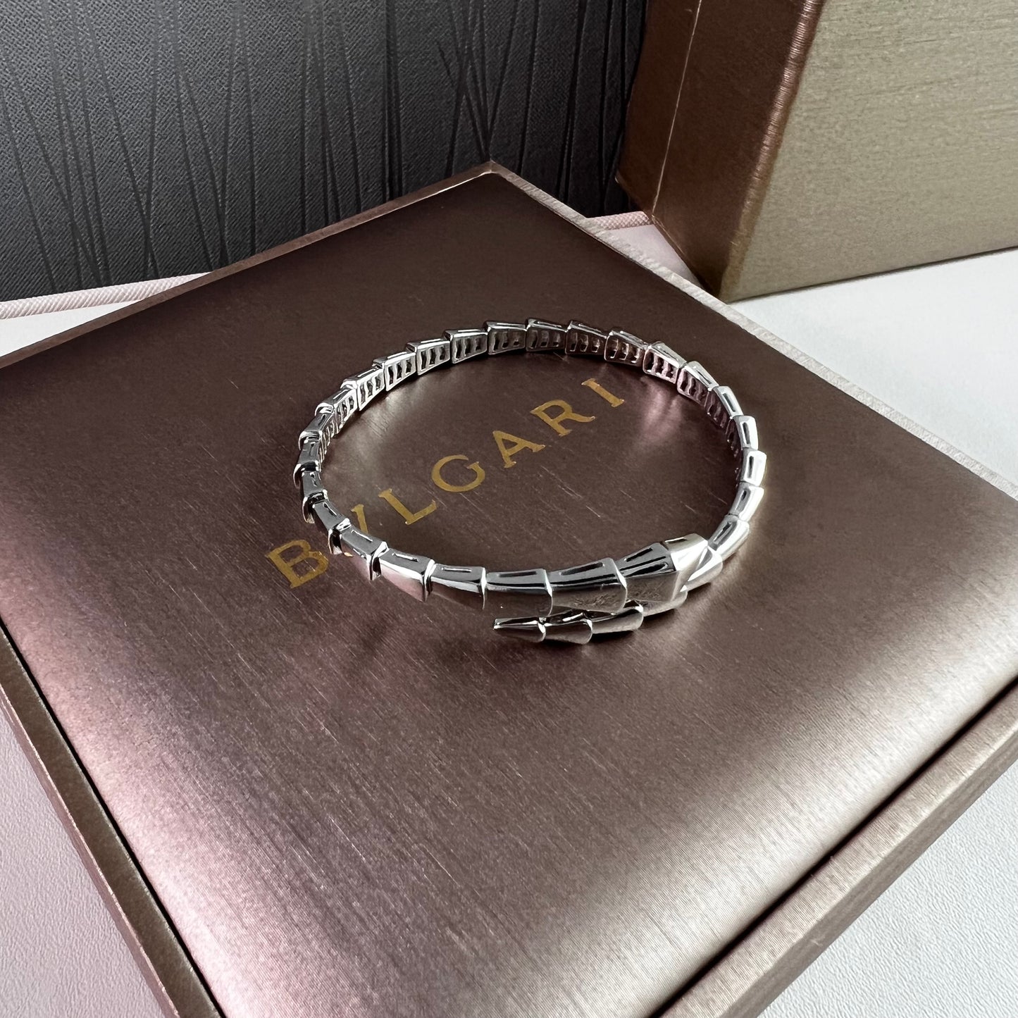 Brazalete B flexible color plateado