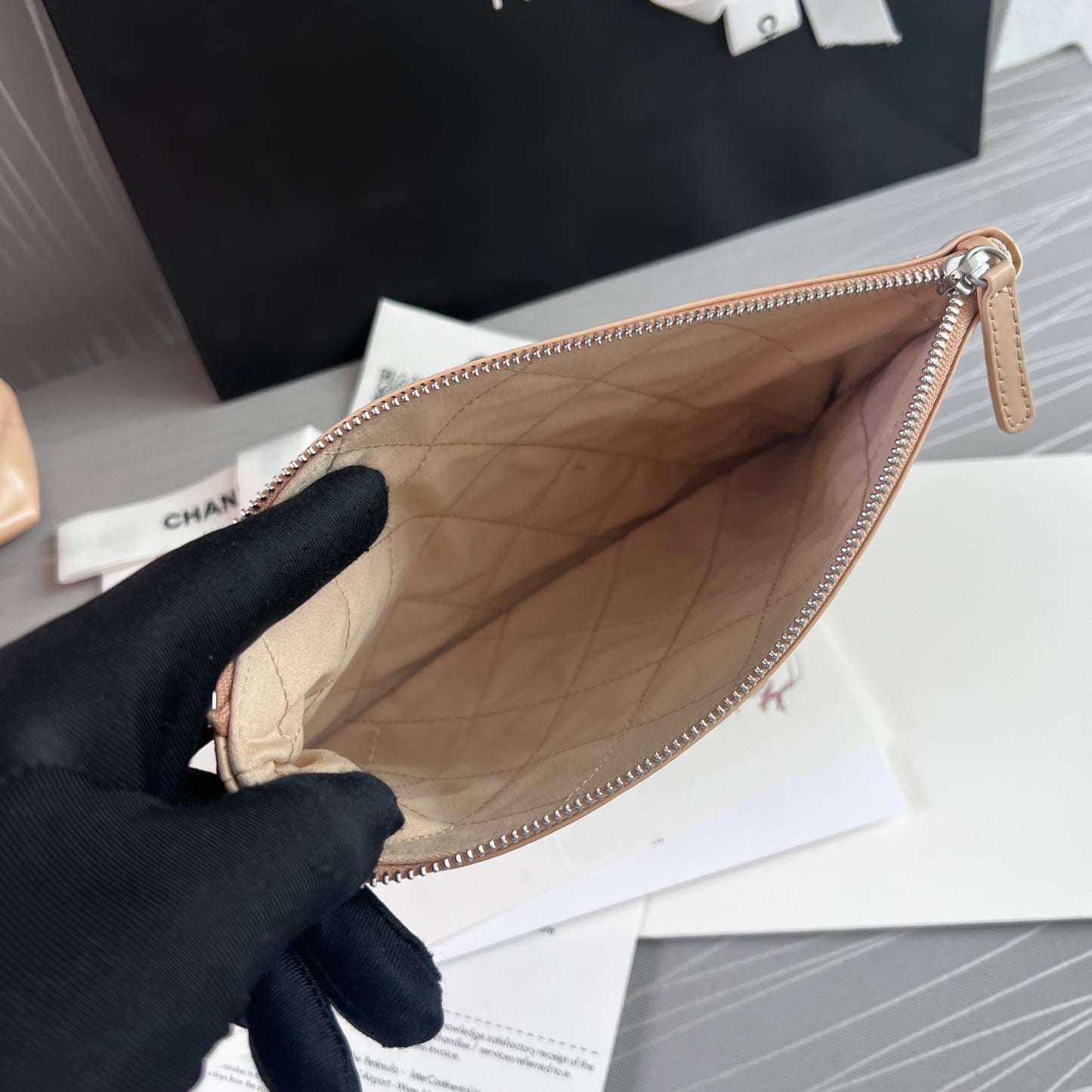 Bolso C piel color beige herrajes plateados