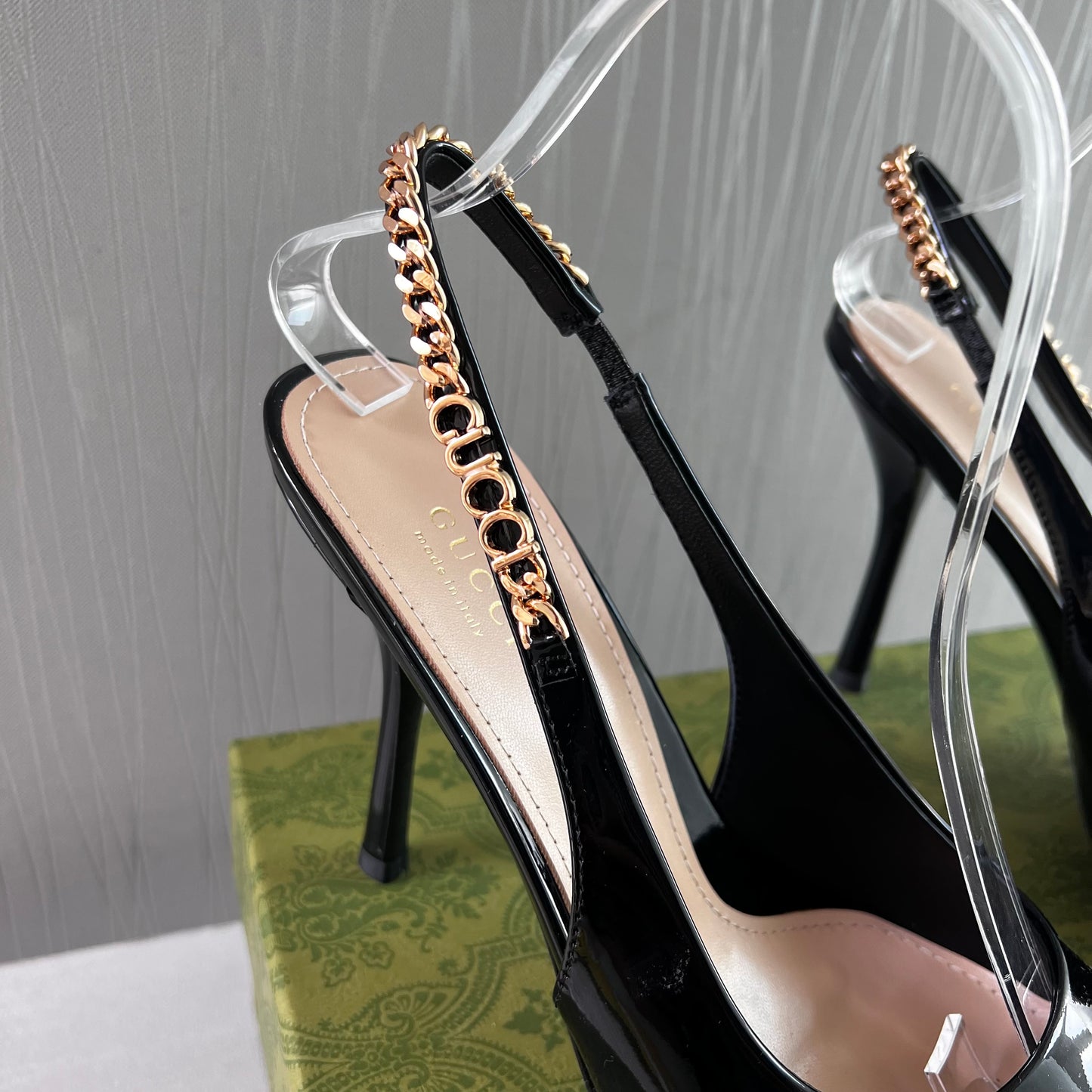 Zapatillas G charol negro, herraje dorado