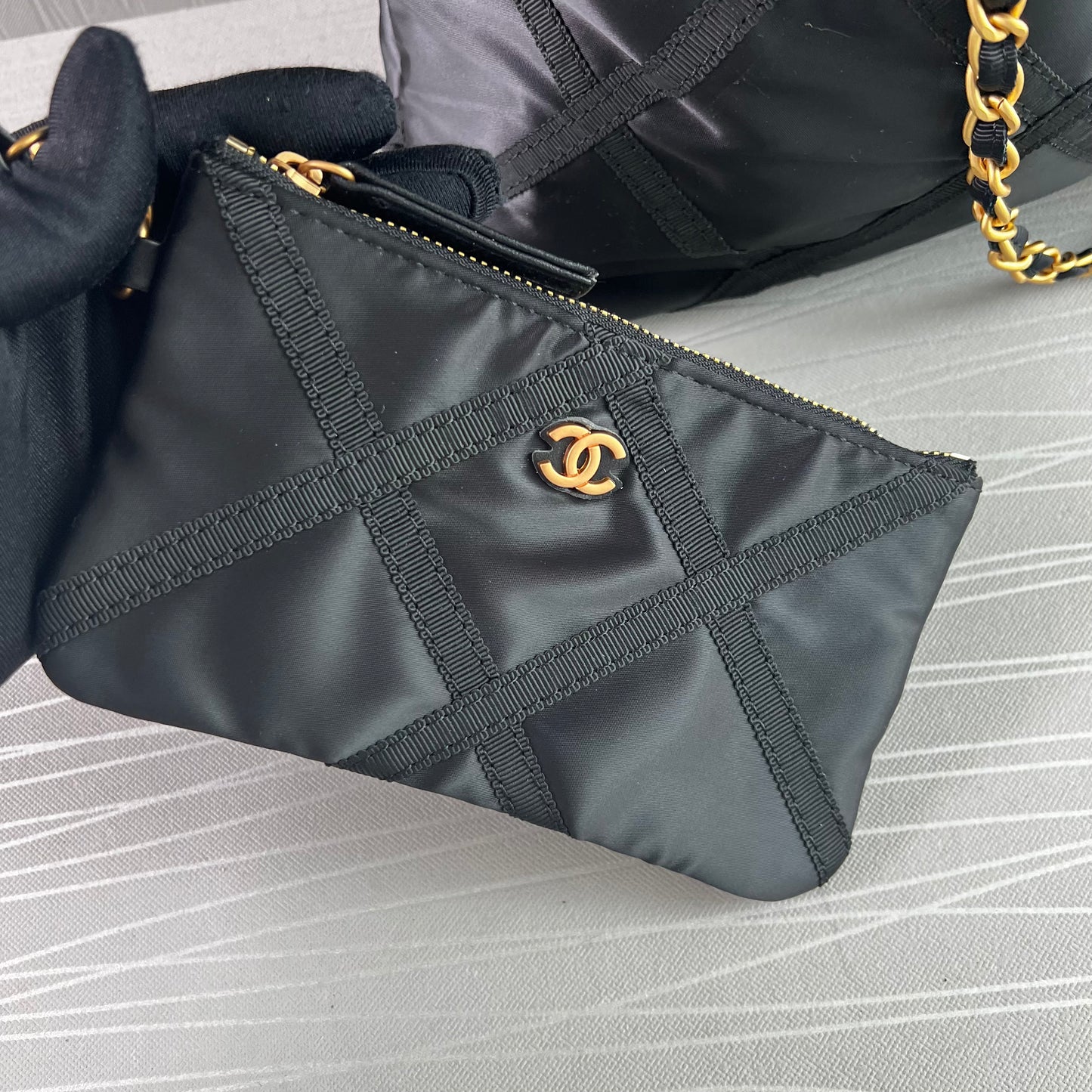 Bolso C negro en satín y piel