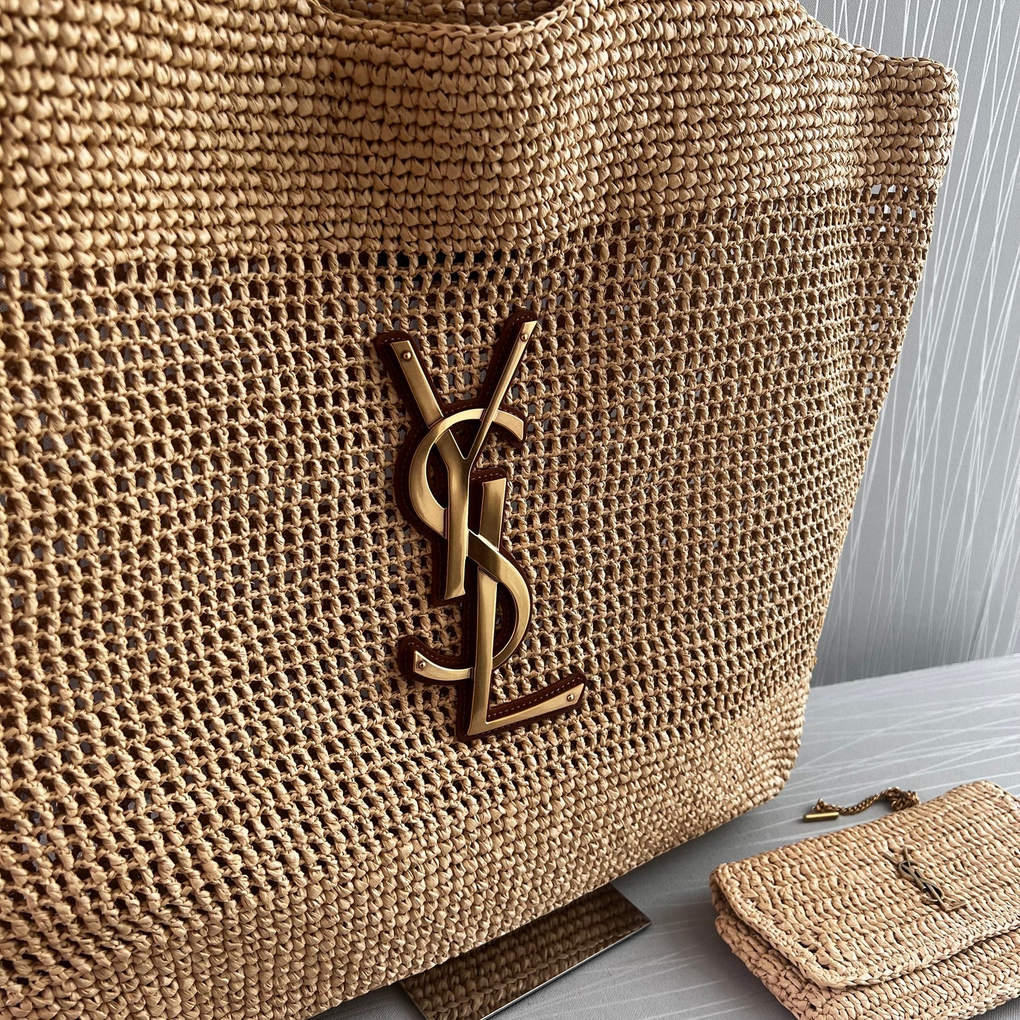 Bolso Y de rafia con herrajes dorados