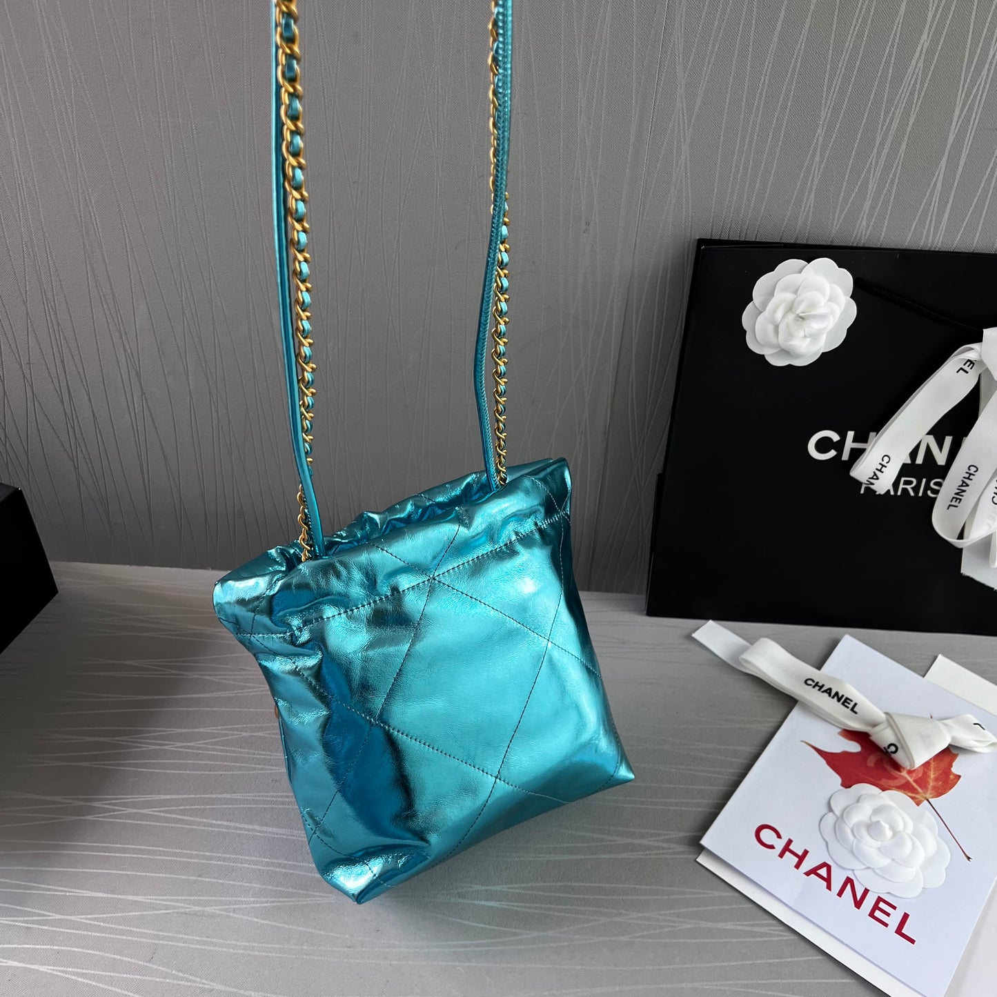 Bolso C piel metalizada color azul , tamaño mini y herrajes dorados