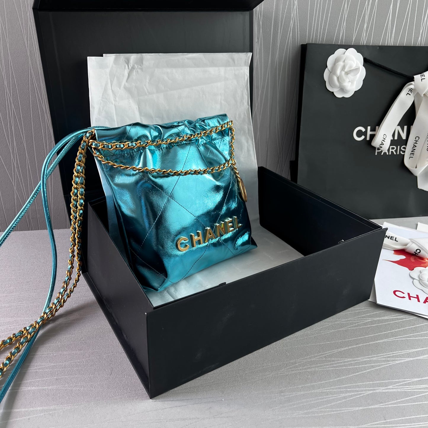 Bolso C piel metalizada color azul , tamaño mini y herrajes dorados