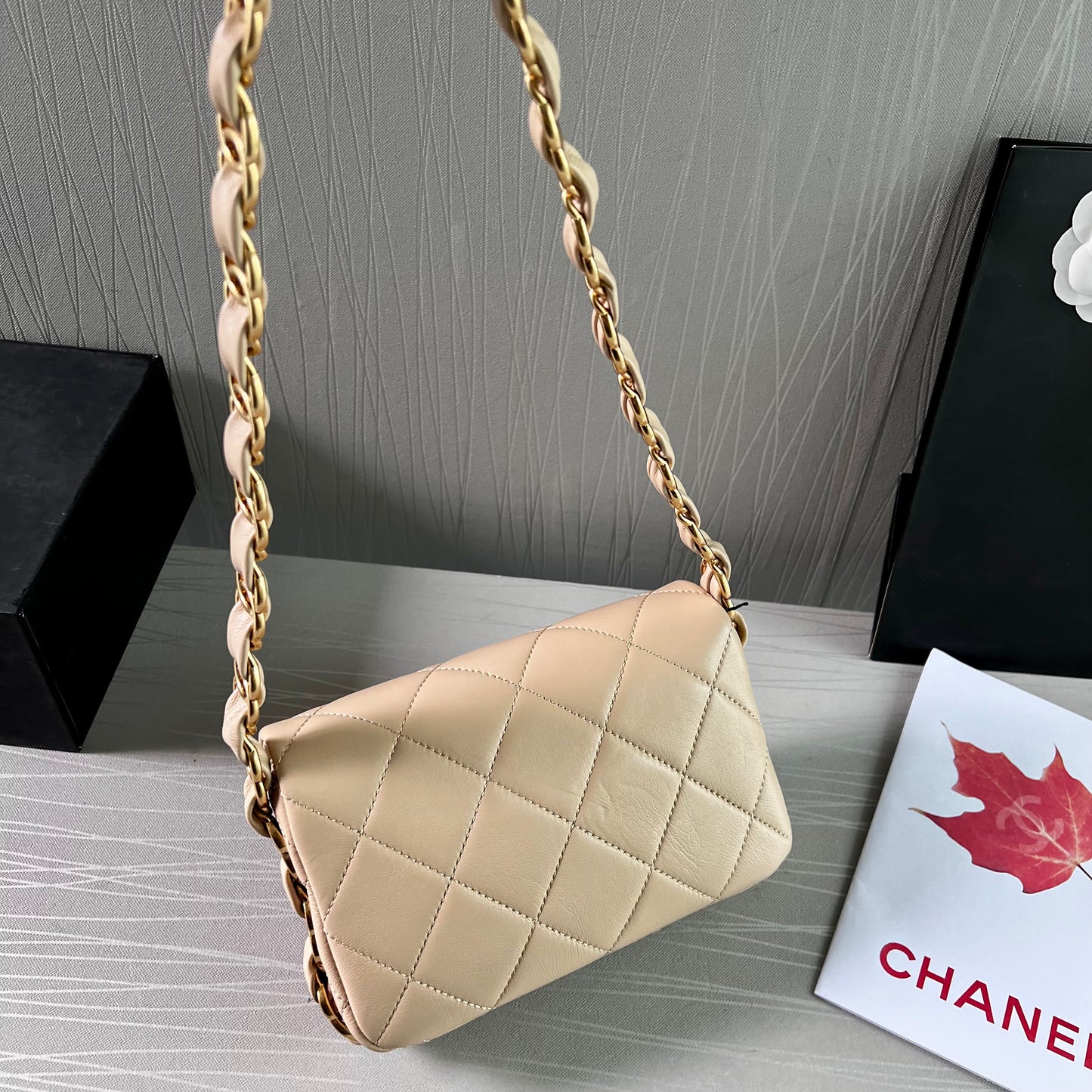 Bolso C piel color beige herraje dorado